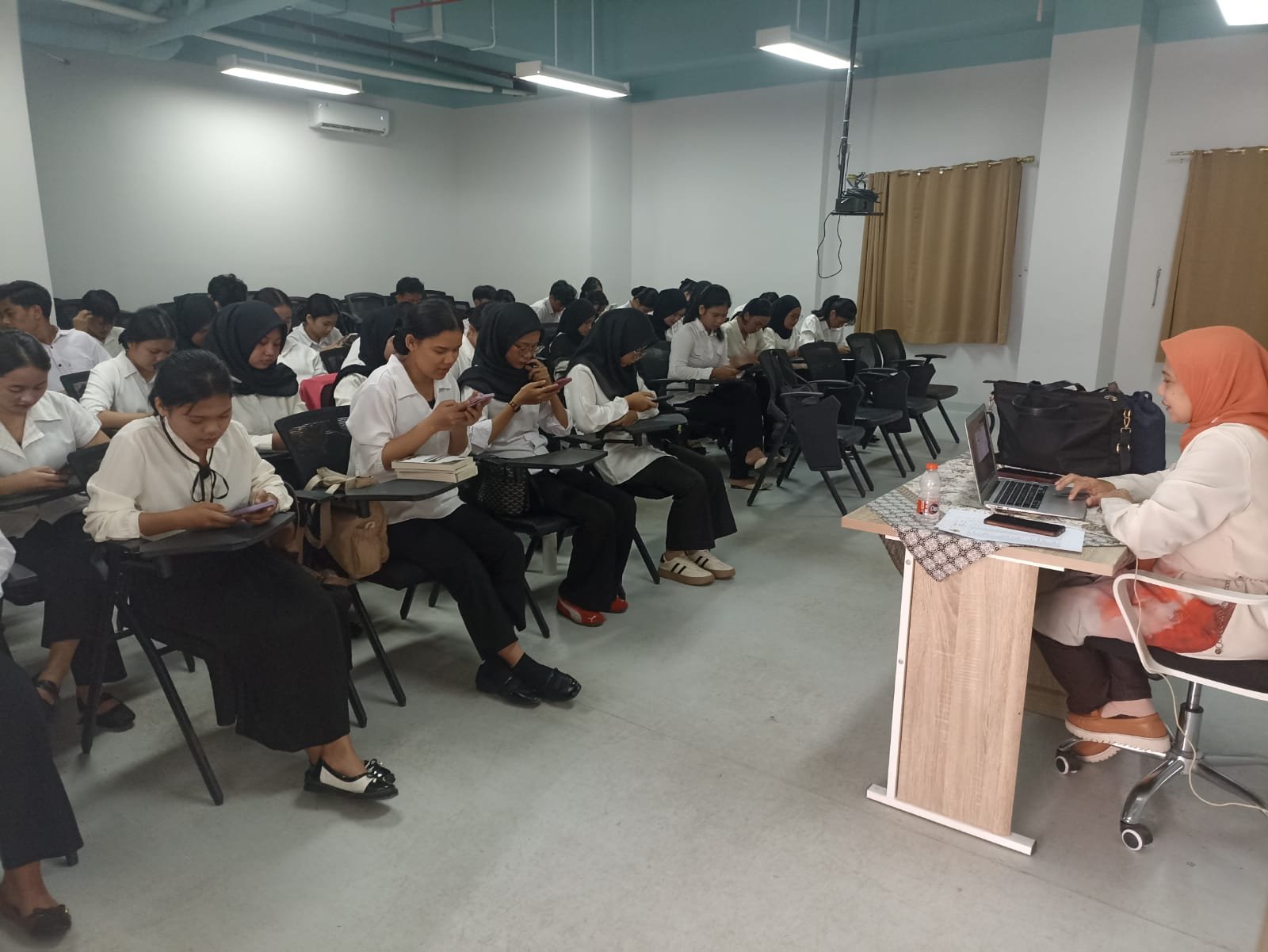 Universitas Bunda Thamrin Sukses Laksanakan Ujian Akhir Semester Berbasis Digital melalui LMS